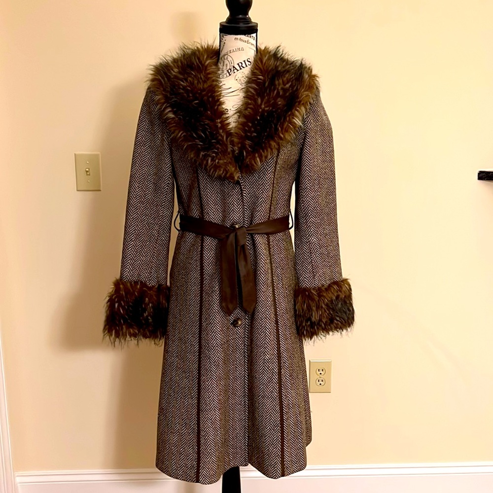 DKNY HERRINGBONE MIDI COAT WITH FAUX FUR & LEATHER TRIM 🧥✨